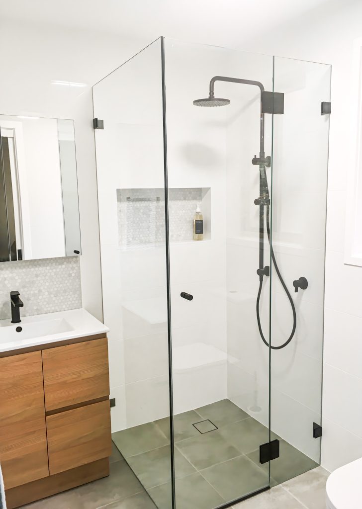 Frameless corner shower Thornton (1)