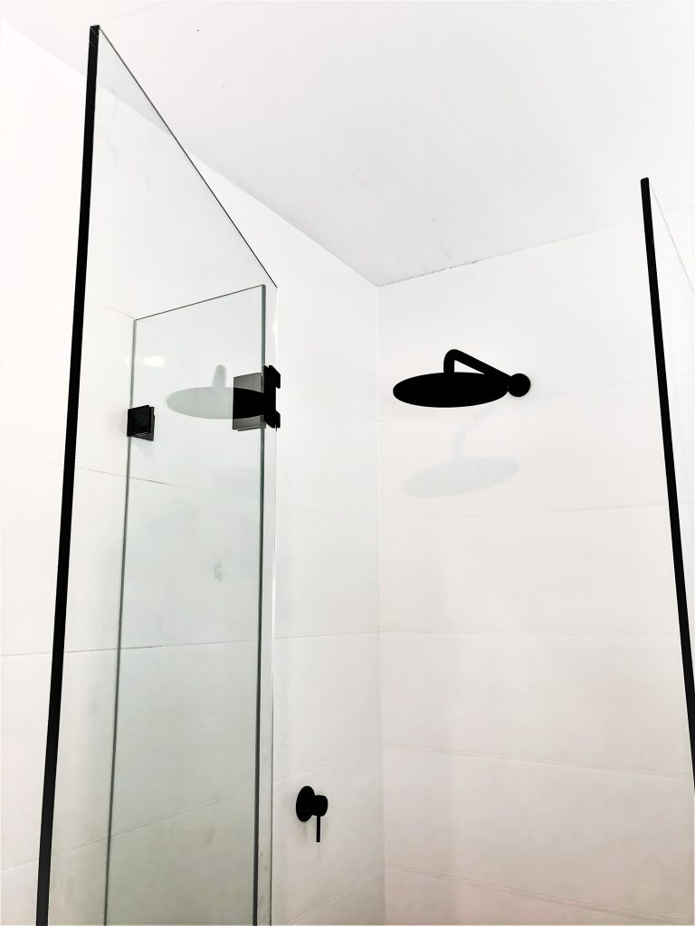 frameless corner shower matt black (1)