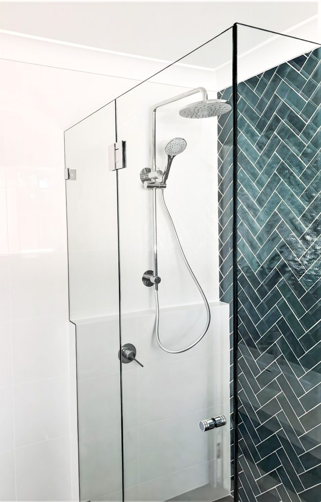 frameless corner shower with plinth (1)