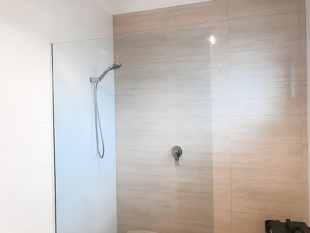 Fixed panel frameless shower screen (1)